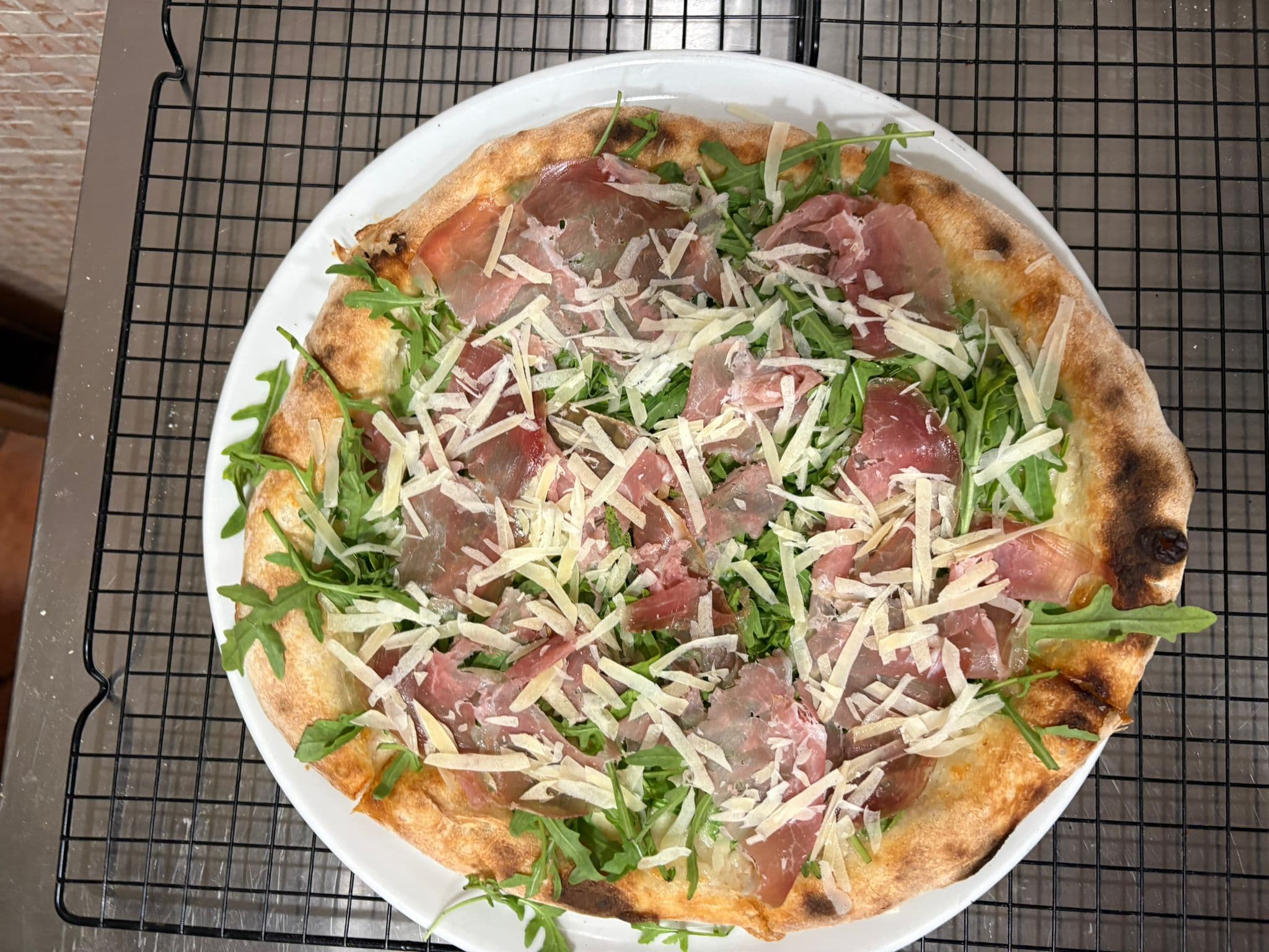 Pizza napoletana appena sfornata dal forno a legna di Jamm Bell
