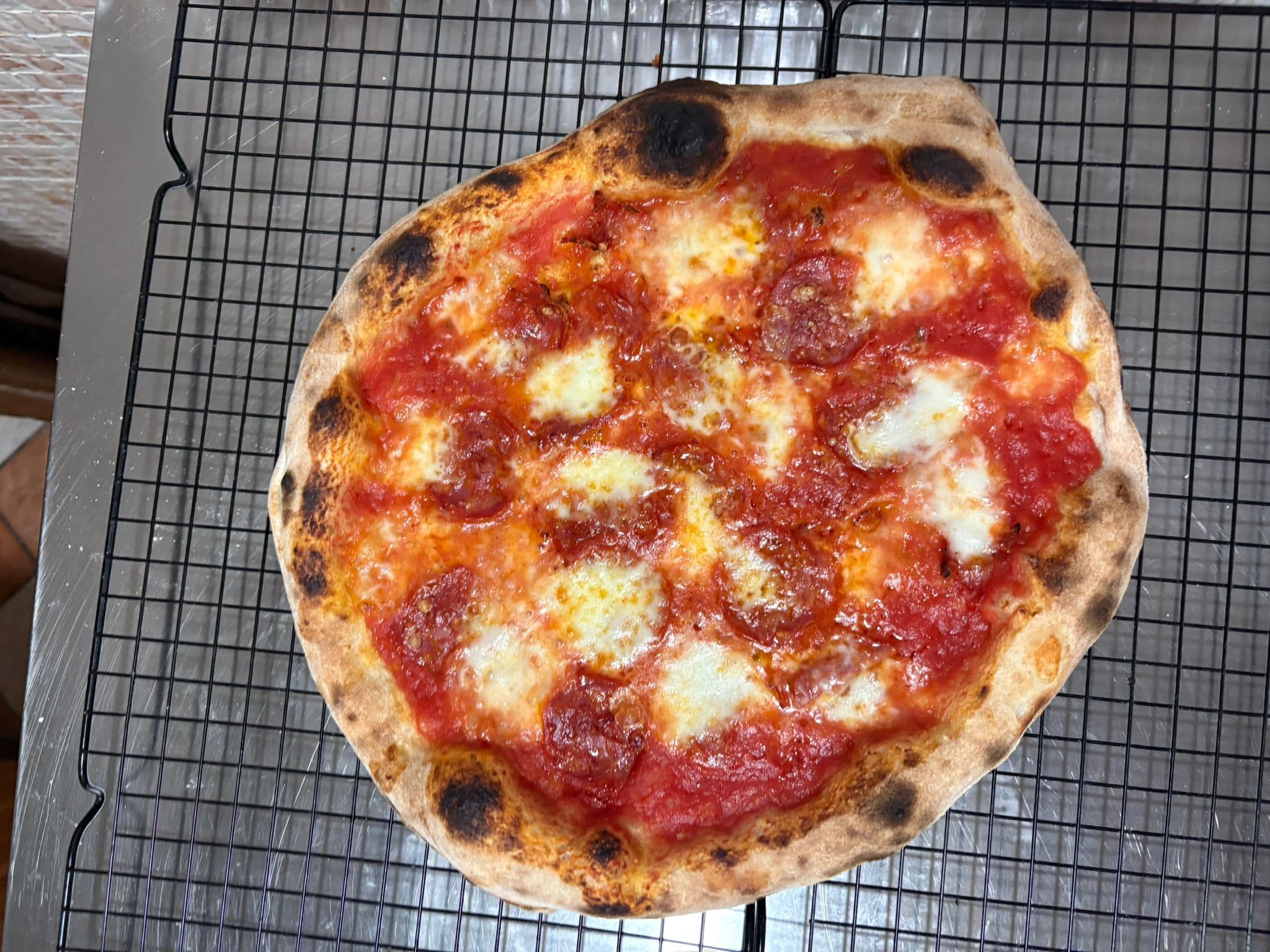 Pizza Margherita con pomodoro San Marzano e mozzarella fresca
