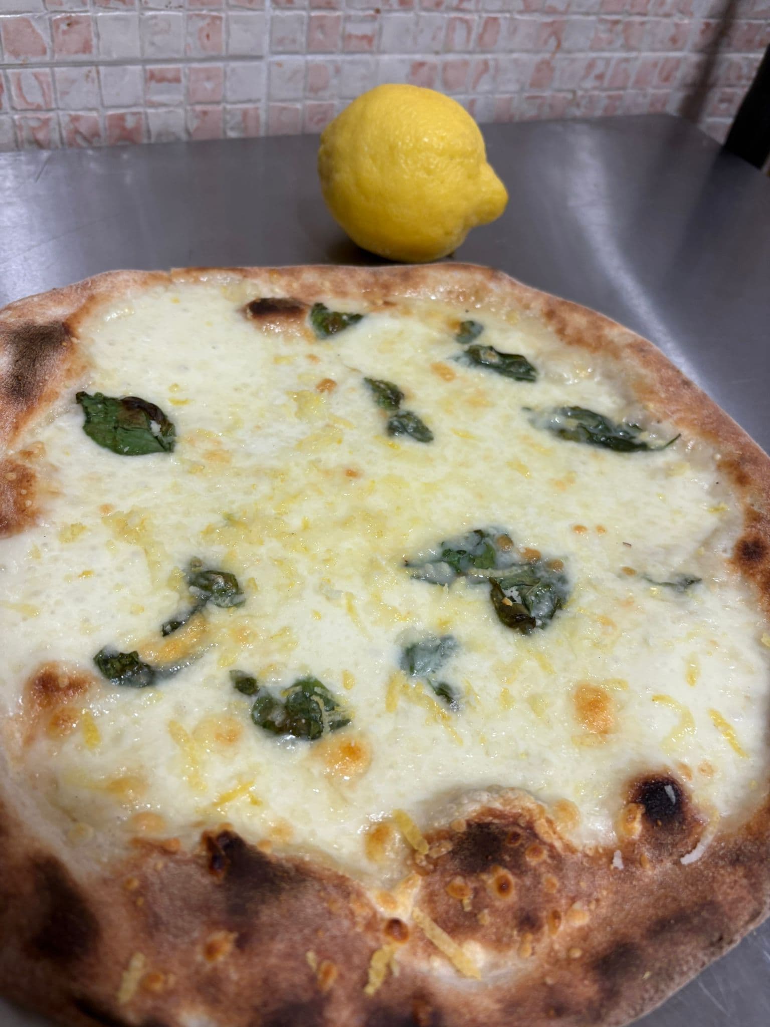 Pizza napoletana con cornicione soffice e ingredienti di qualità