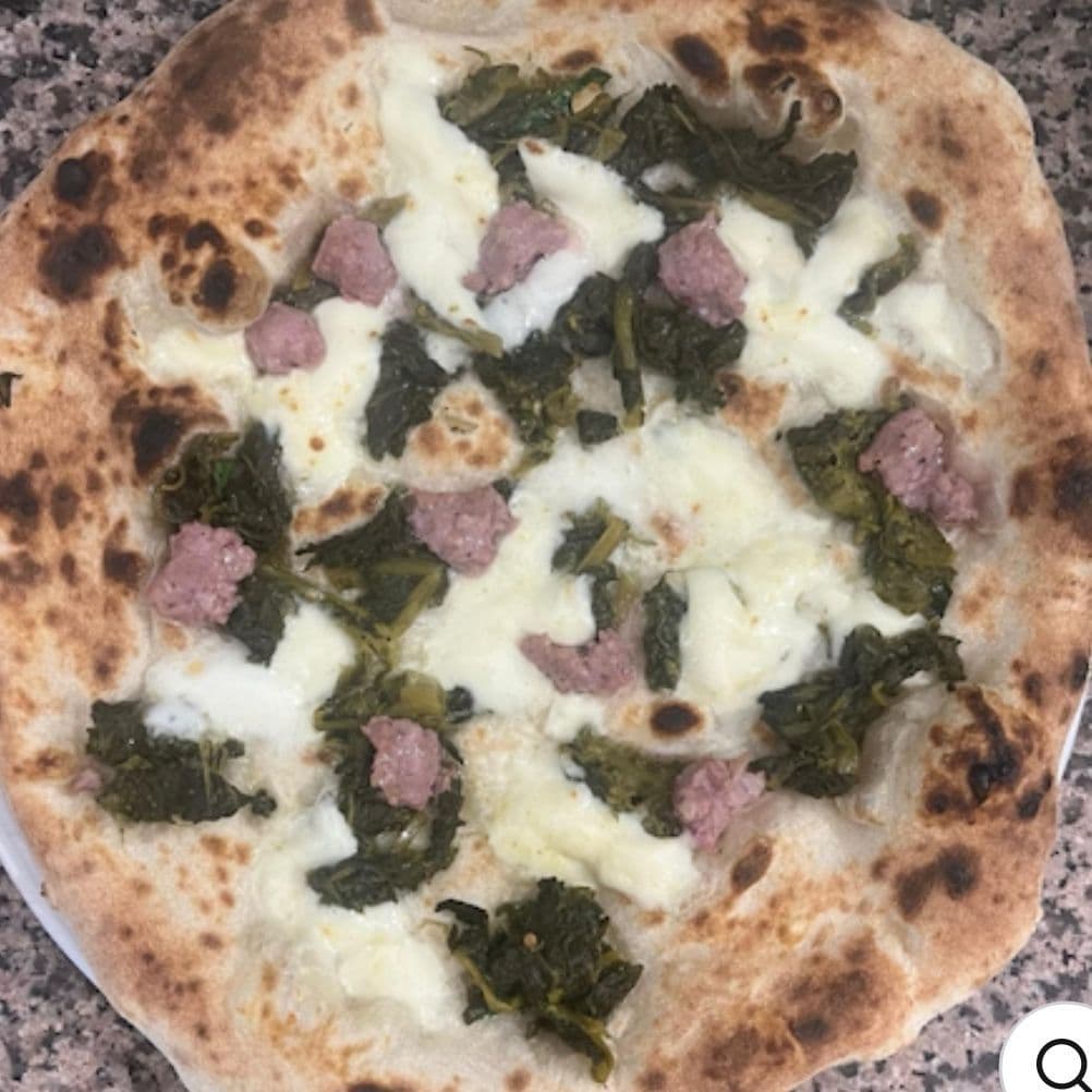 Pizza con mozzarella di bufala DOP e pomodorini