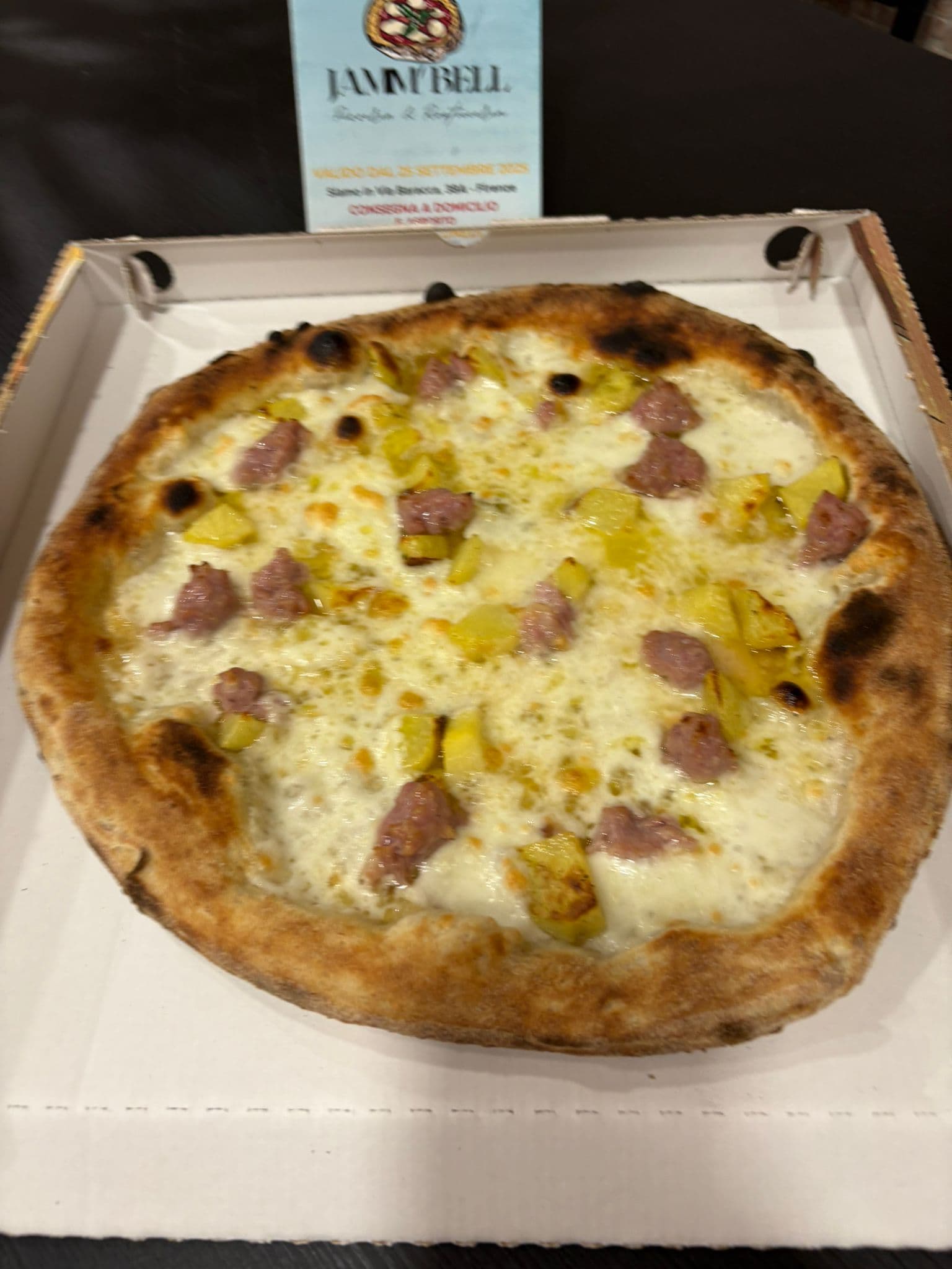Pizza Capricciosa con prosciutto, funghi e olive nere