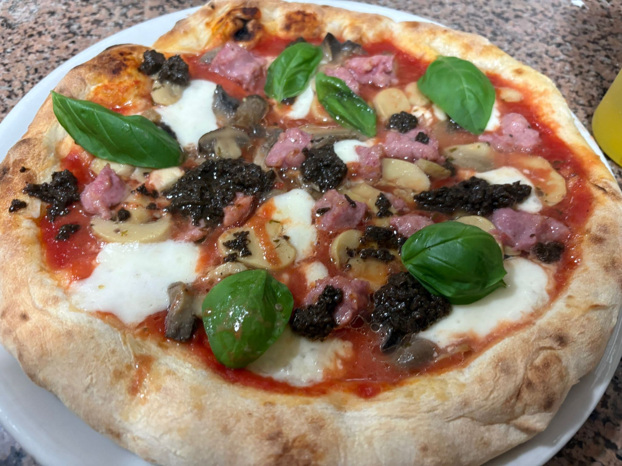 Pizza cotta nel forno a legna a 485°C — Jamm Bell Firenze