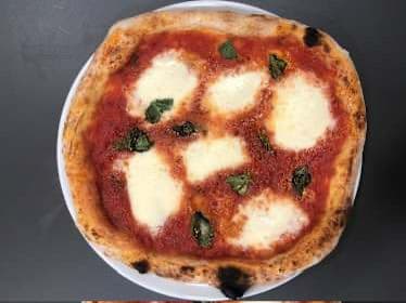 Dettaglio del cornicione croccante di pizza napoletana